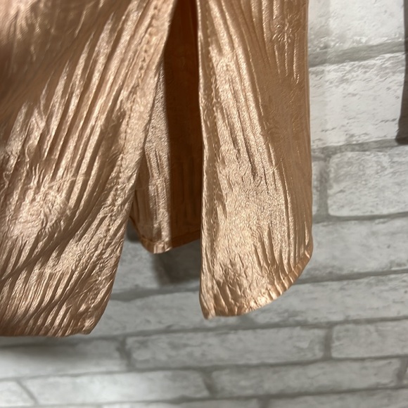 BKE Boutique Satin cold shoulder top size Medium - Picture 9 of 16